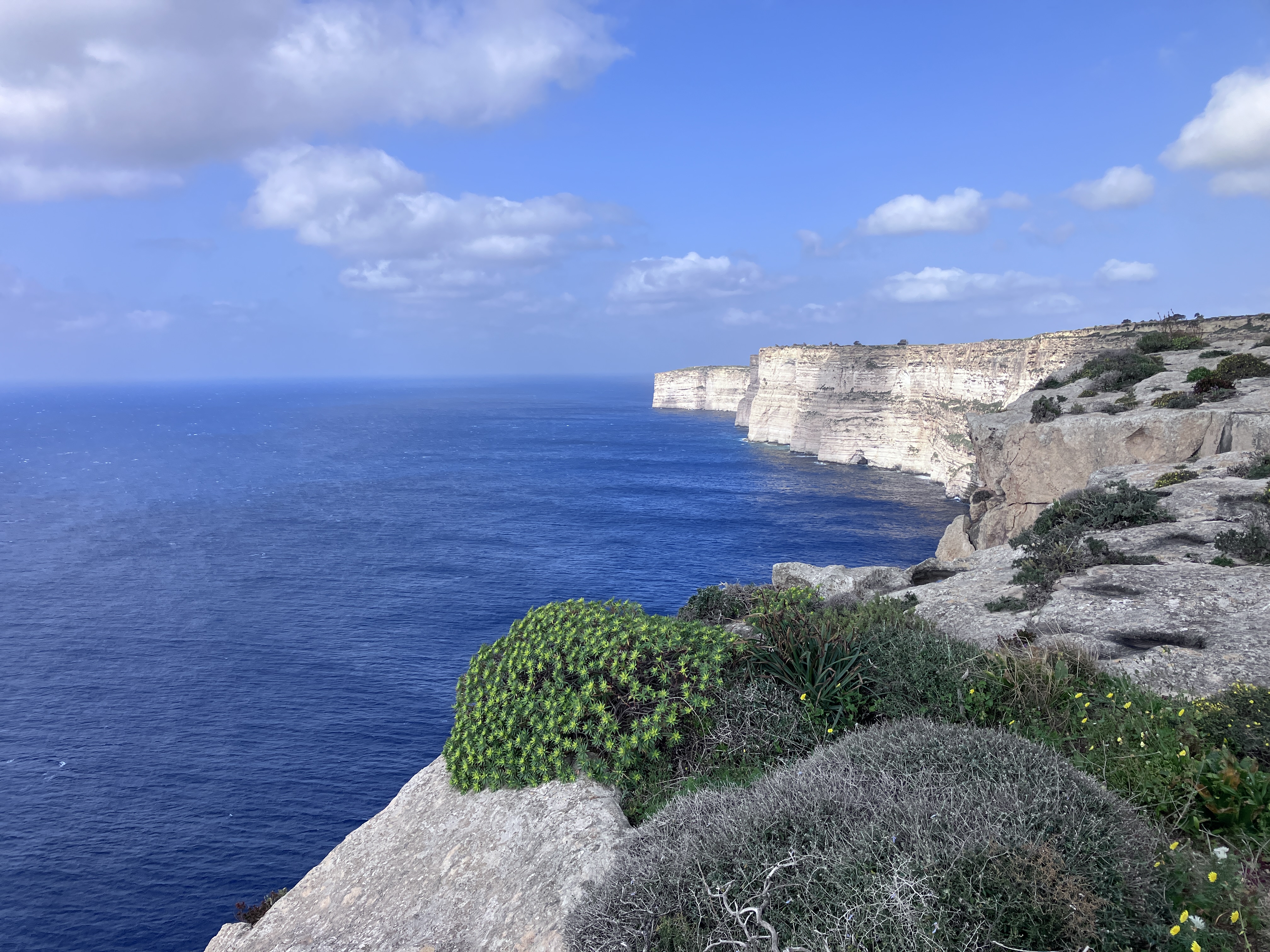 Klify Ta' Cenc — Sunset Point, spacer wzdłuż krawędzi (Gozo)
