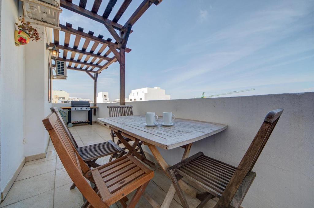 Bright and Airy 3BR with Private Terrace by 360 Estates