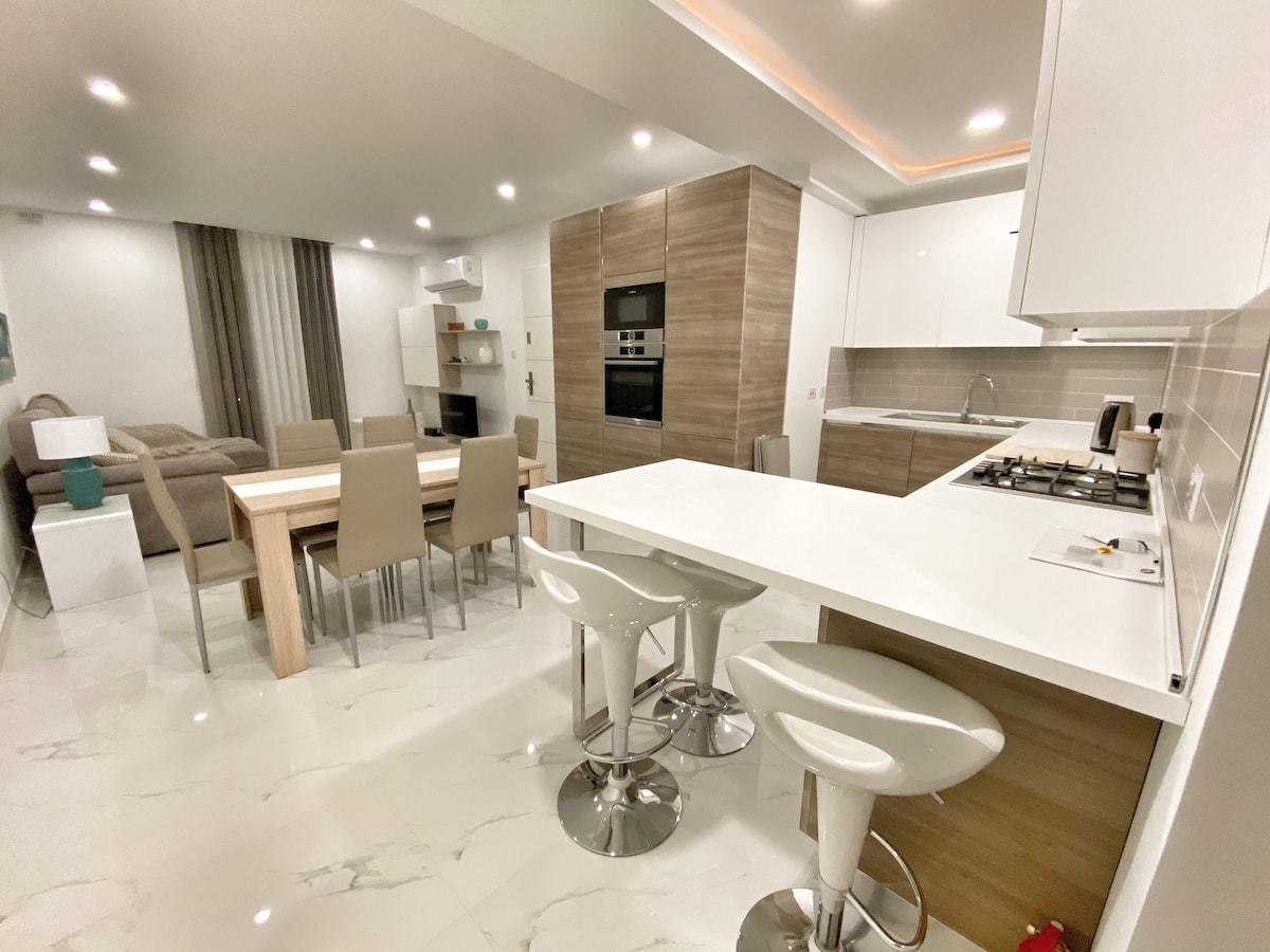 Qawra luxurious 3 bedroom apartment 5 min from sea