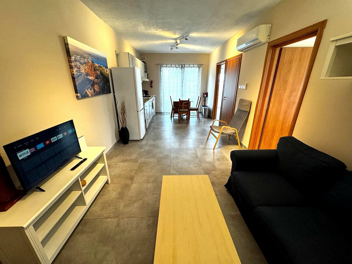 Sunny Retreat: Seaview Balcony and walk to beach