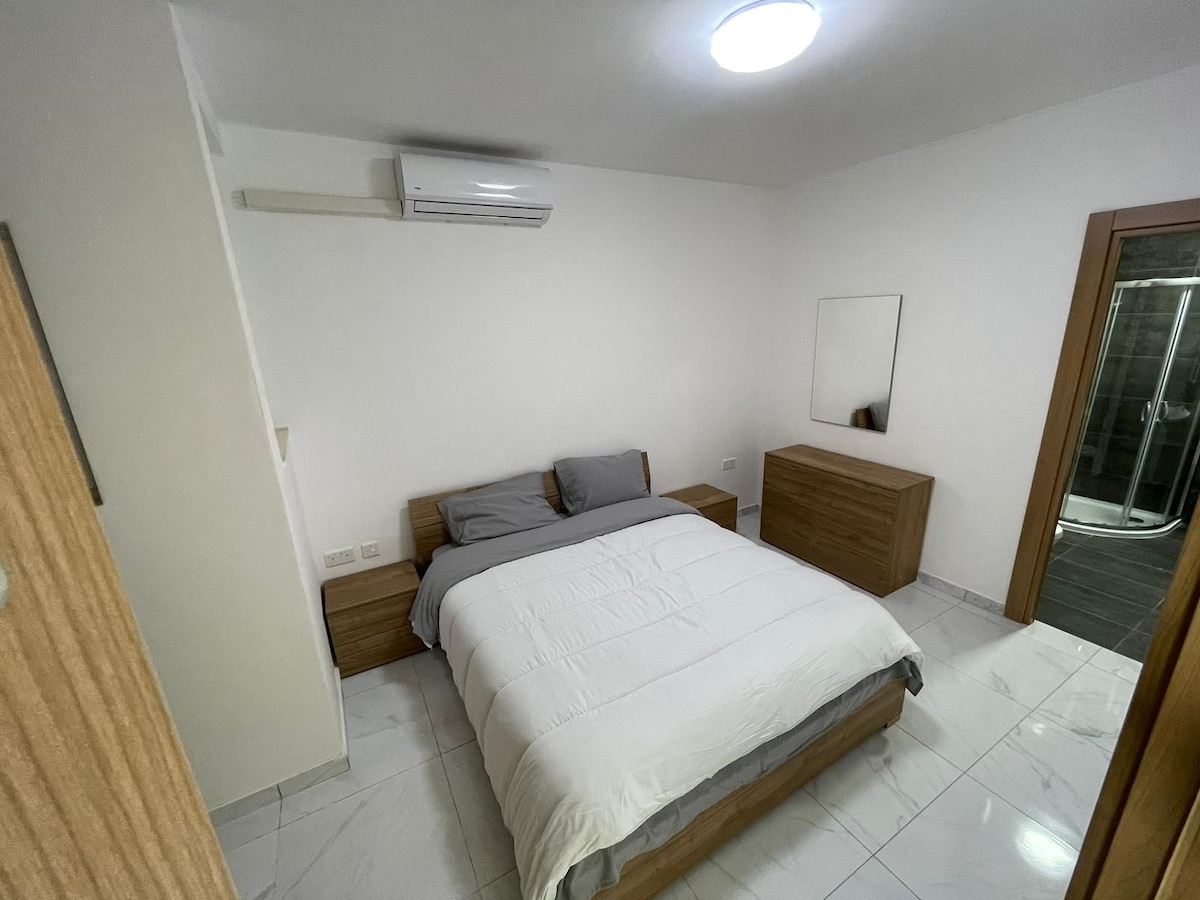 Top Location En-Suite Room in Balluta – Room 4