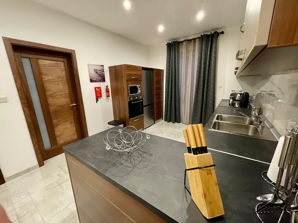 Modern apartment 5 min walk from beach and center