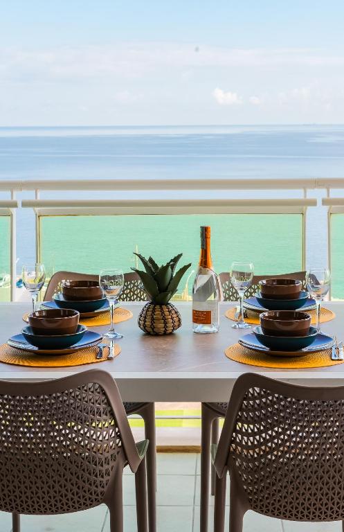 Luxury Seafront 3BR with Pool by Arco Collection