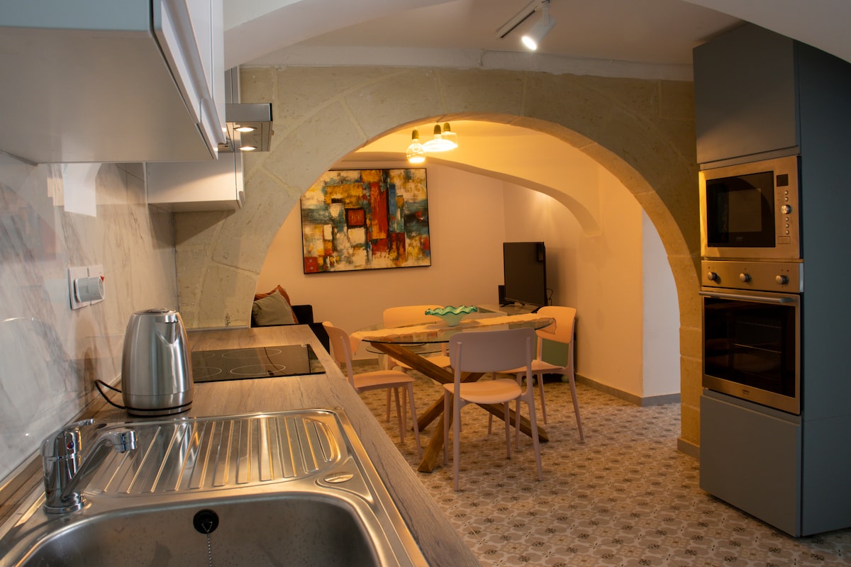 Charming Farmhouse in the Center