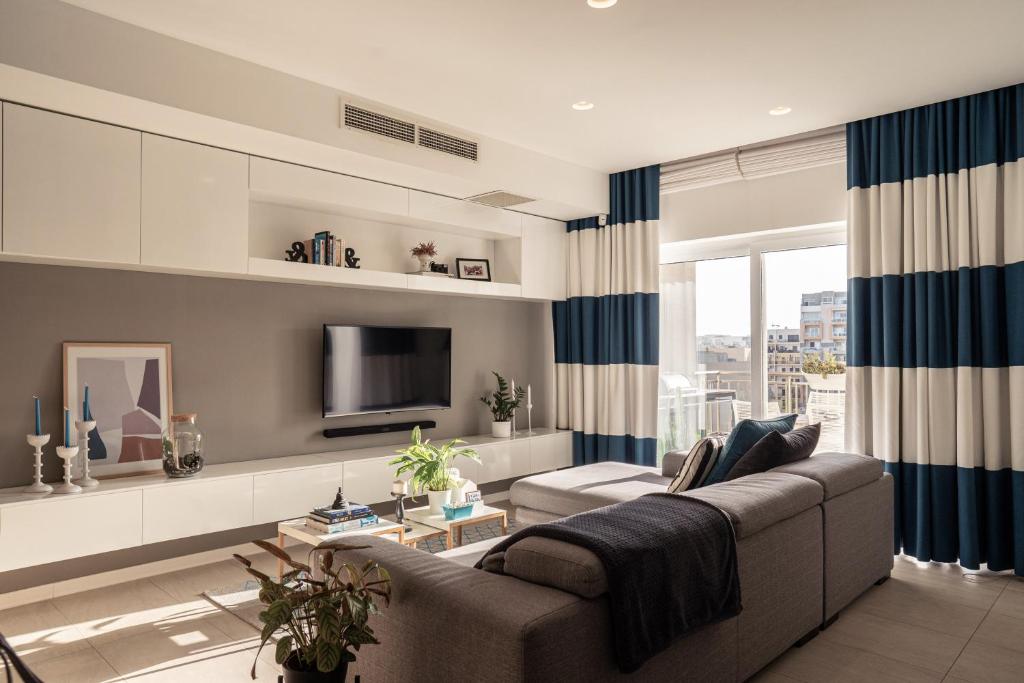 Luxury & spacious 3 bedroom, large balcony KBAS1-3