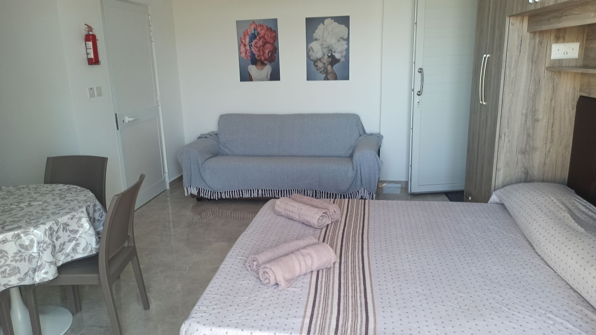 'Sea Breeze' studio flat and penthouse by the sea.