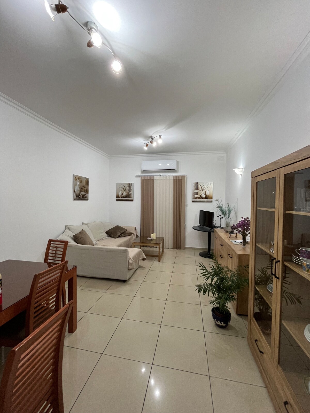 Private Bedroom w Priv Bathroom