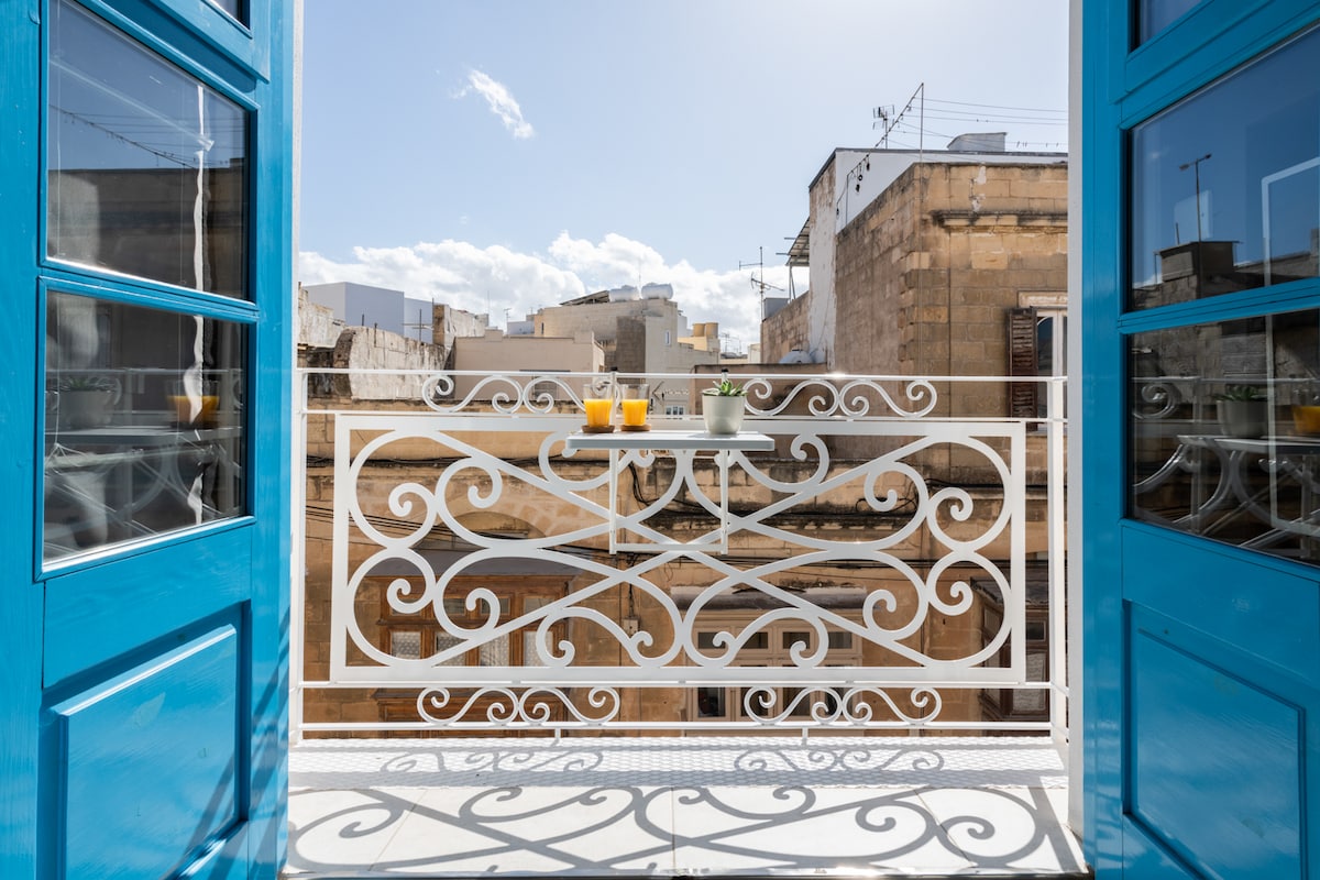 Sliema Center-No4-Deluxe Studio Balcony & Kitchen