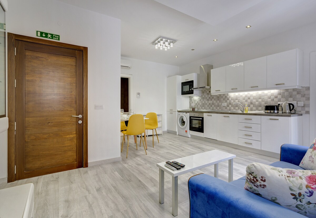 Splendid Apartment, Steps Away from the Sea