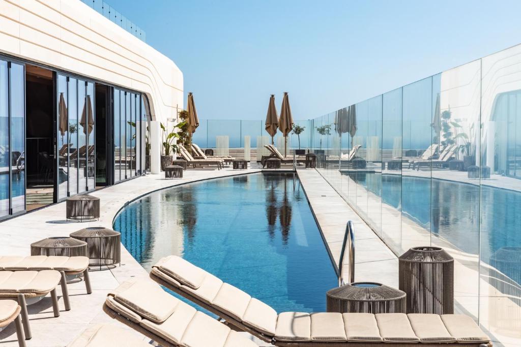 Mercury Tower Superb 1BR w Rooftop Pool by Arco Collection