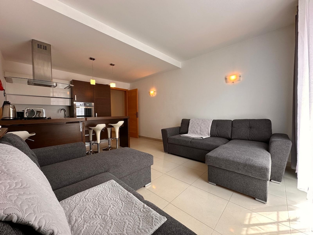 Sliema Apt 2 bed, 3 bath, beach 200m K9