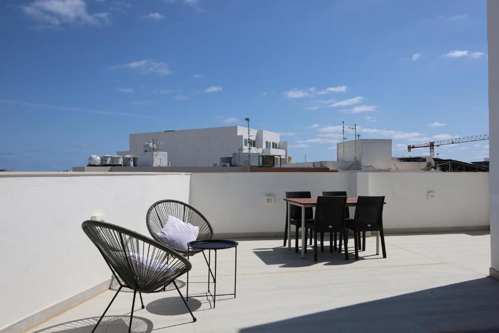 Cosy 1 BD Penthouse in Bugibba - Corner Terrace with Sea Views