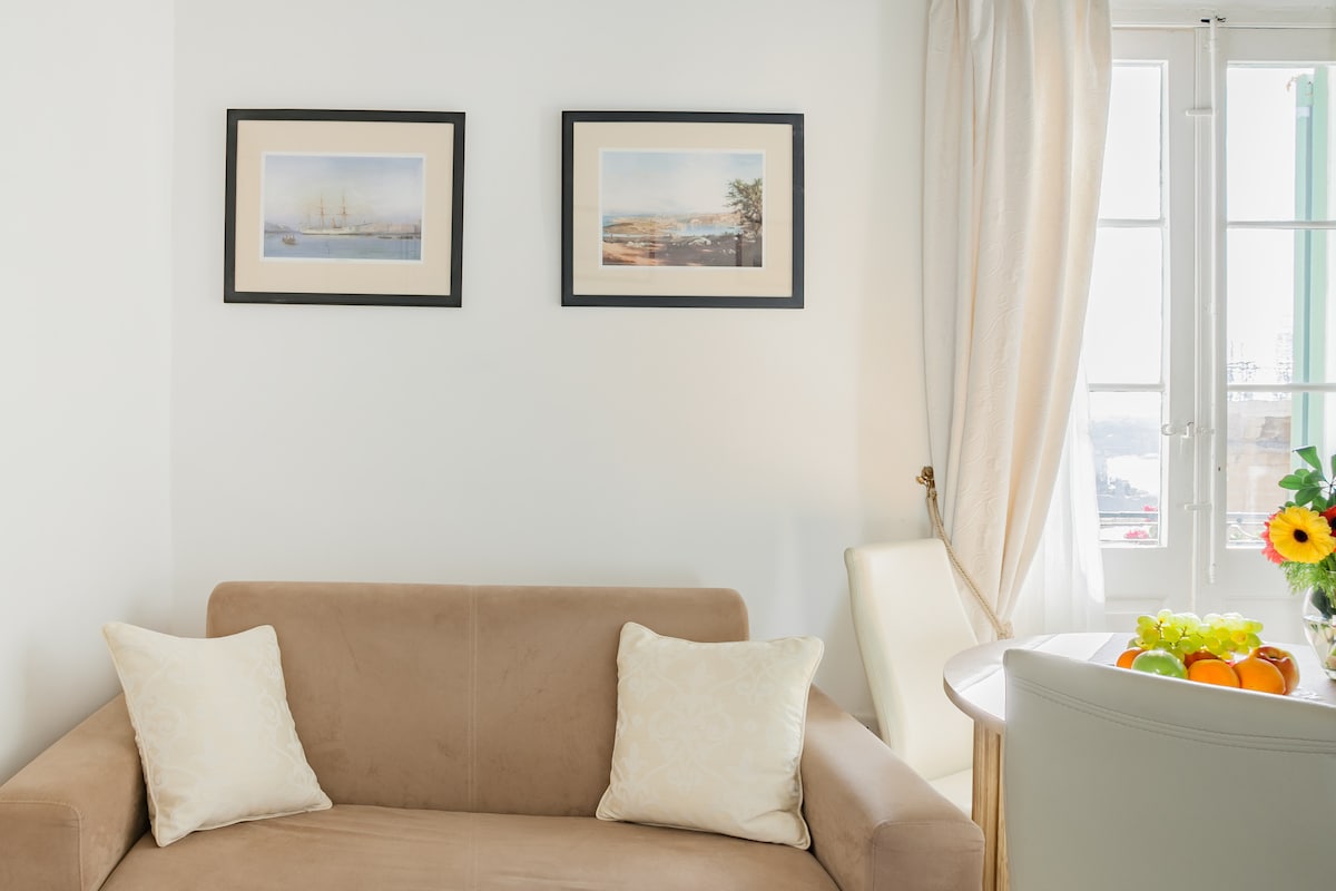 Apartment in Lloyd House in Front of the Saluting Battery