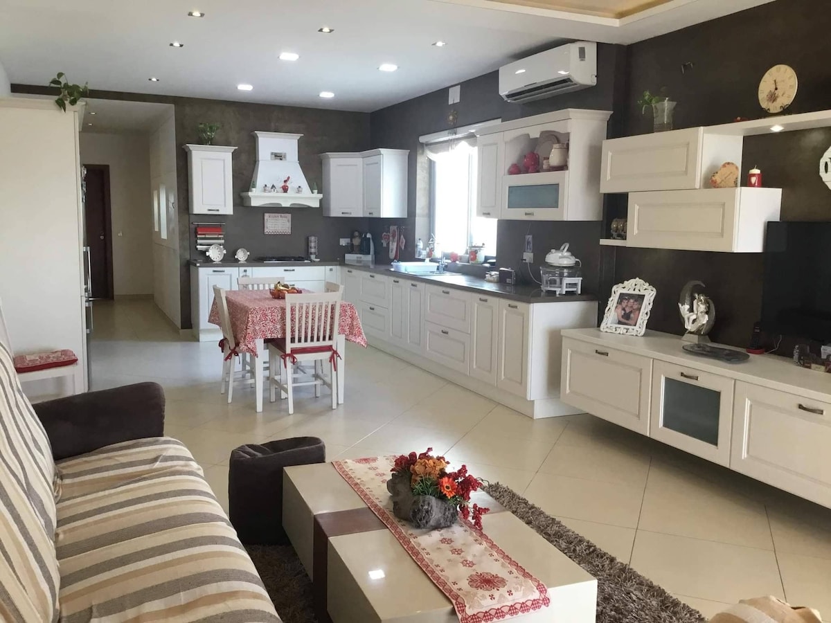 Private double bedroom in central Malta