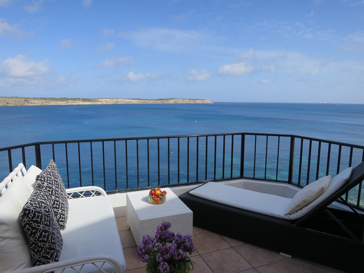 Seafront stunning apartment with panoramic seaview