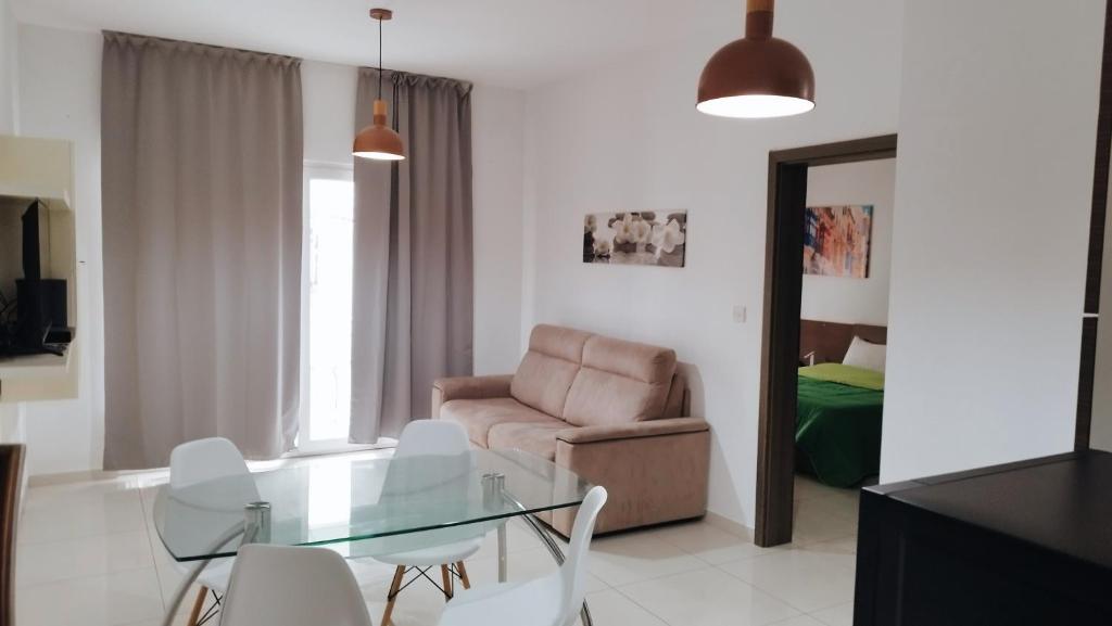 Hampton Court, Block C, n.2