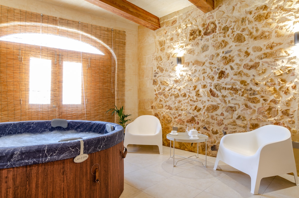 Escape w/Private pool, indoor hot tub +BBQ terrace