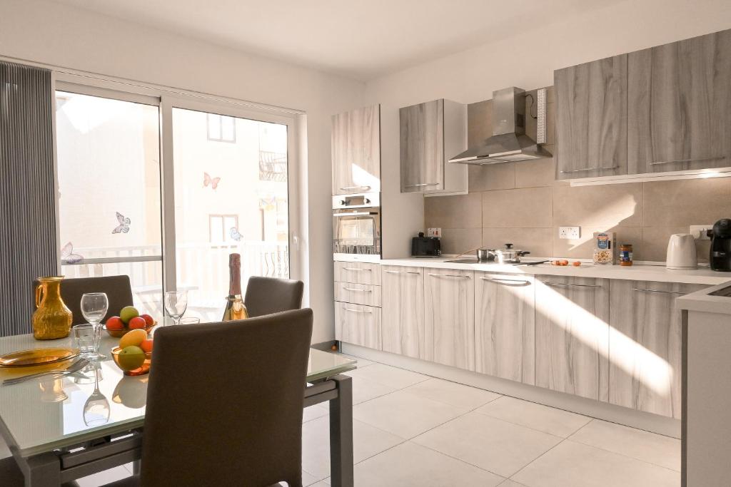 Camelia Seaview 1 Bd Apart In St Paul Bay - Happy Rentals