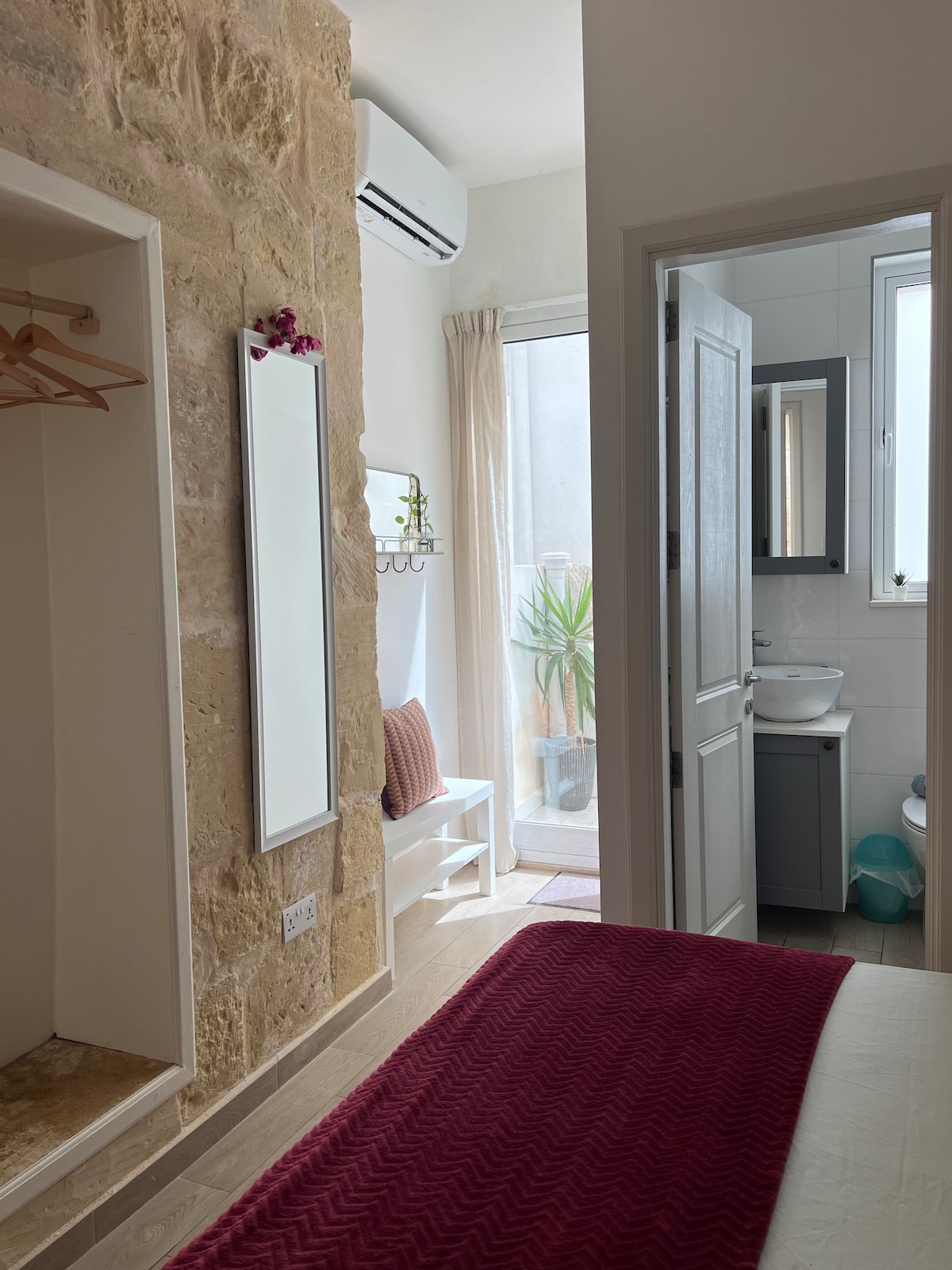 Cosy Ensuite & private terrace-Walk 2 Airport