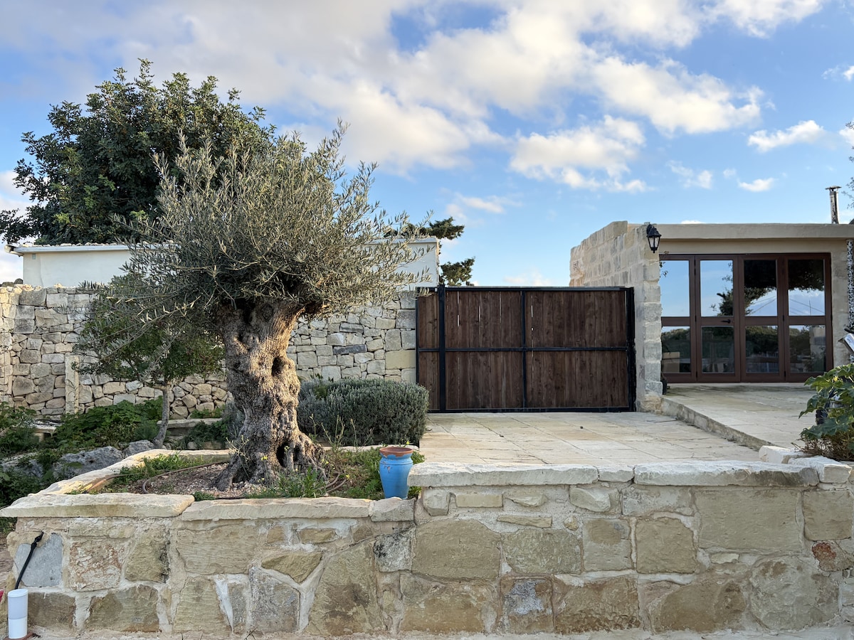 Buskett Forest Cabin near Dingli Cliffs