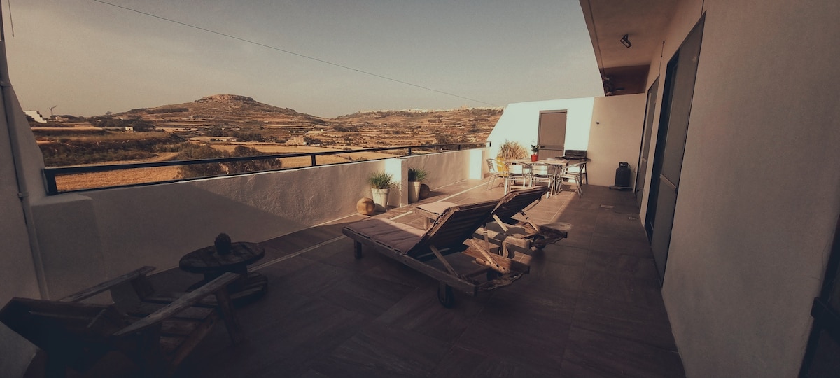 Seaside penthouse, stunning views, Marsalforn Gozo