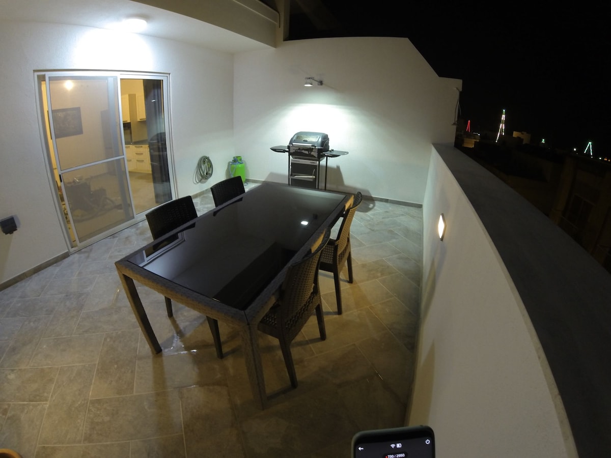 Stunning Penthouse. Fully A/C 95sqm one bedroom