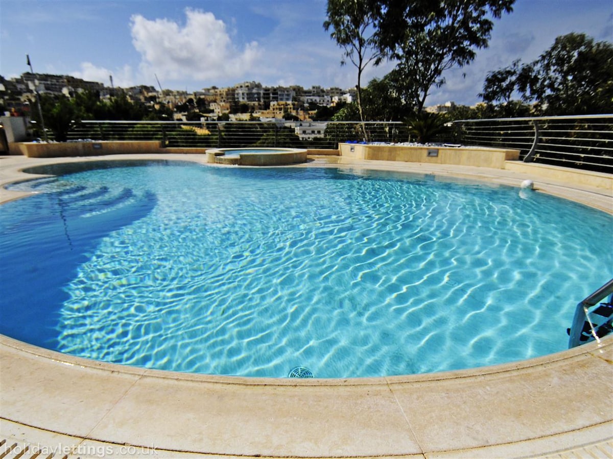 Studio 1 bedroom with shared pool