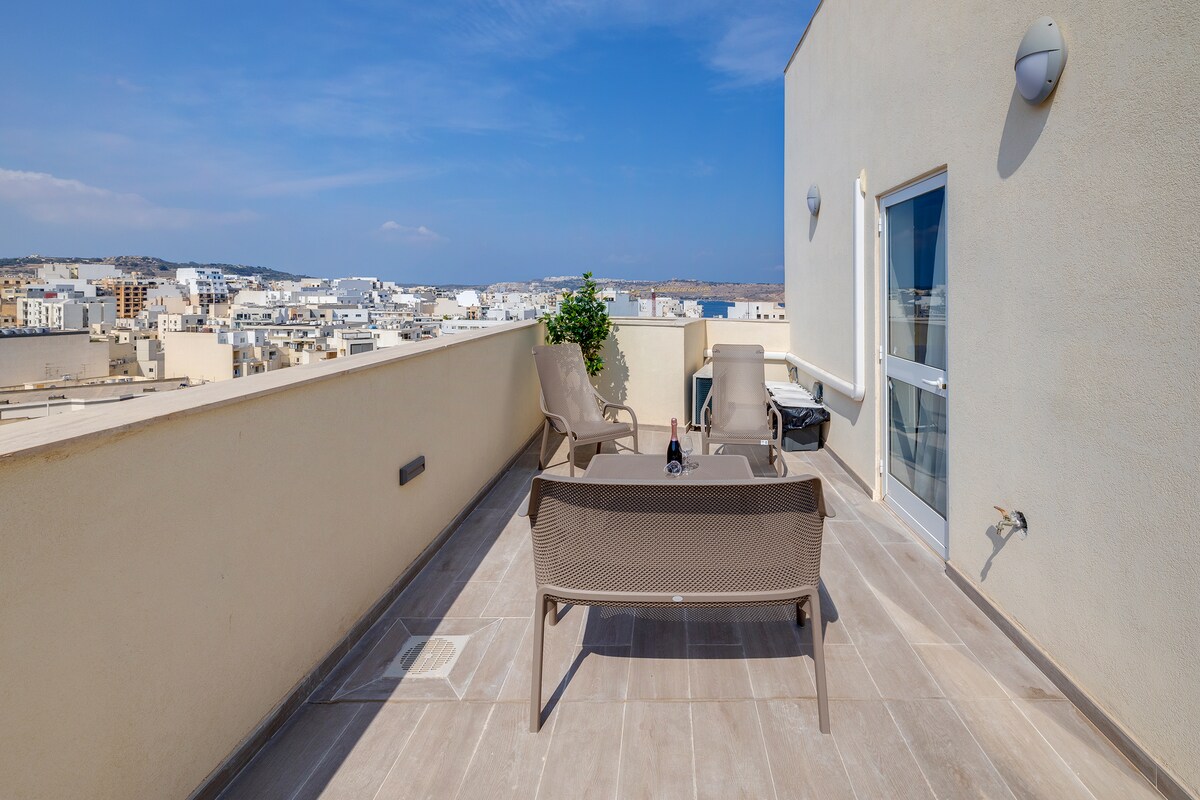 Seaside 3BR Penthouse, Bugibba