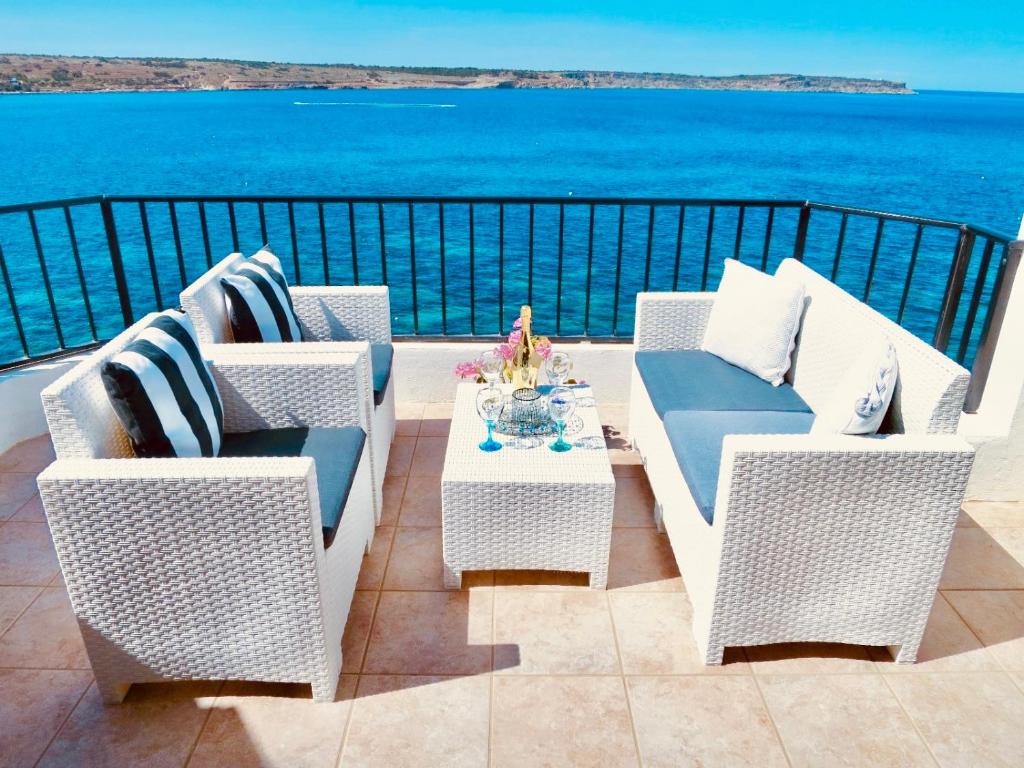 Seafront apartment Terrace, lounger & Panoramic ocean views