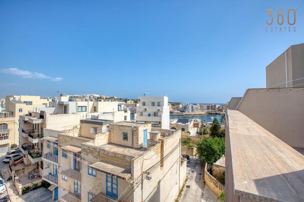 Sunshine penthouse 2BR heaven with AC, terrace & WIFI by 360 Estates