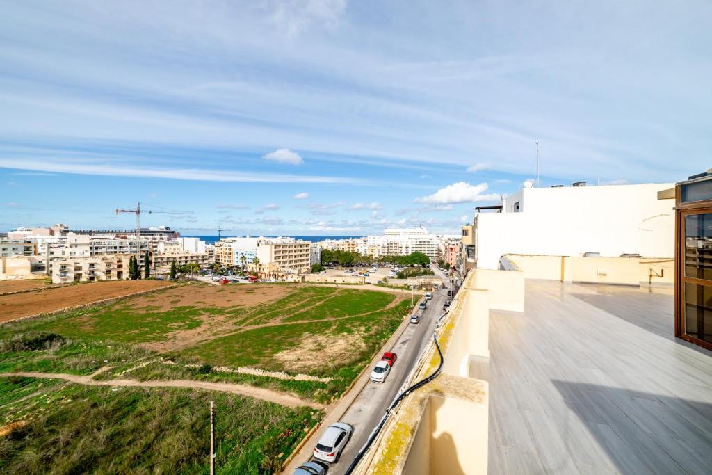 Peaceful Penthouse 3 bed with views - by HostMT