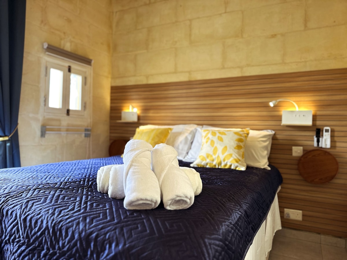 Stylish Private Room | Prime Victoria Location