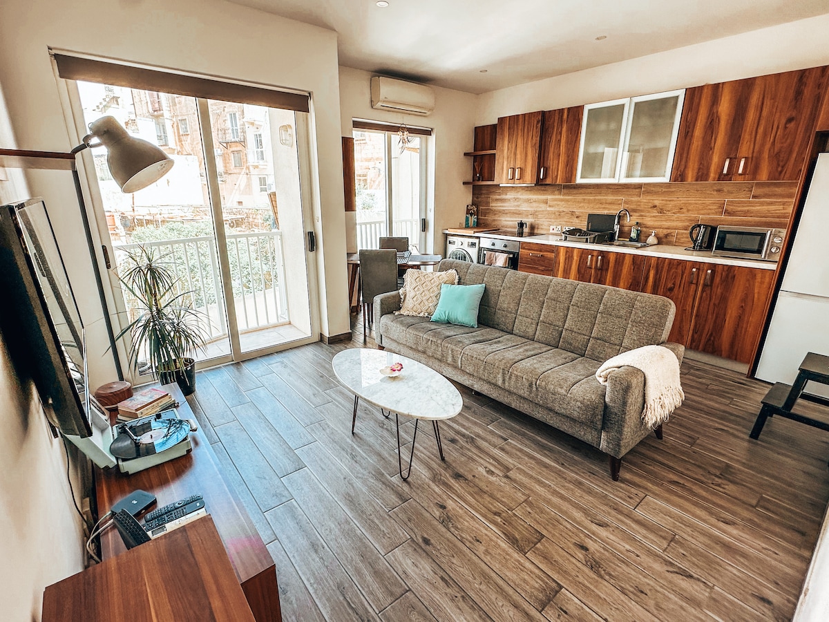 Chic Coastal Hideaway in Gzira 