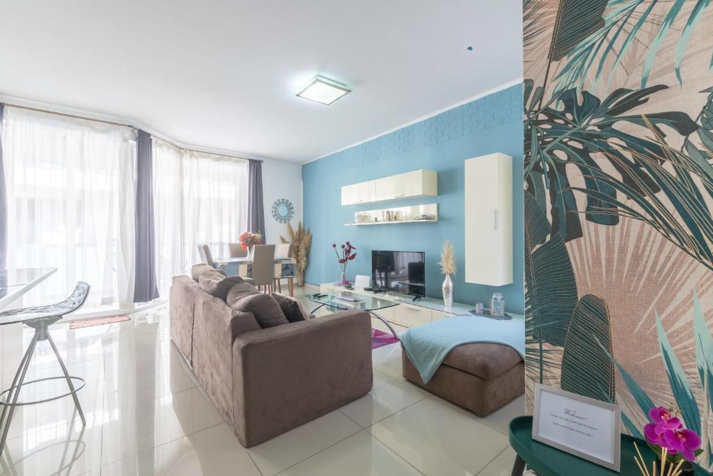 Amazing Apartment with Side Sea View