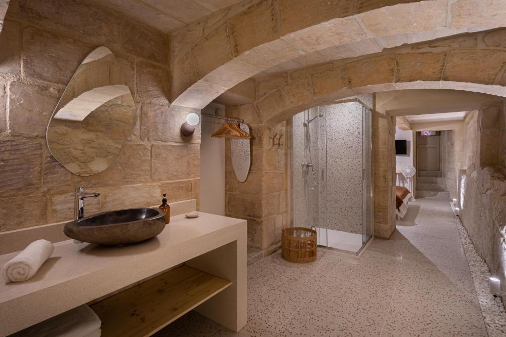 A cellar suite carved in rock - SUPER location - intimate hideaway!