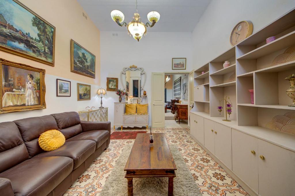 Charming Central 2BR Townhouse with Rooftop Terrace