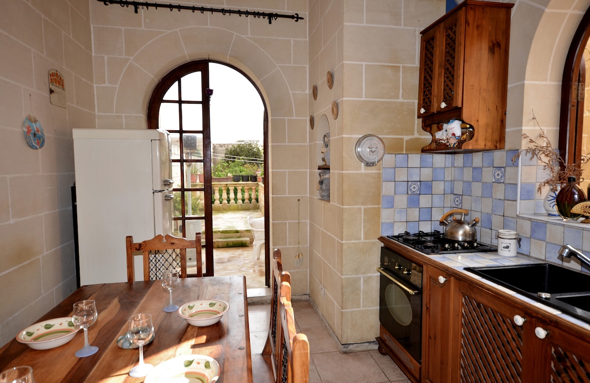 Lovely Old Townhouse private room with en suite