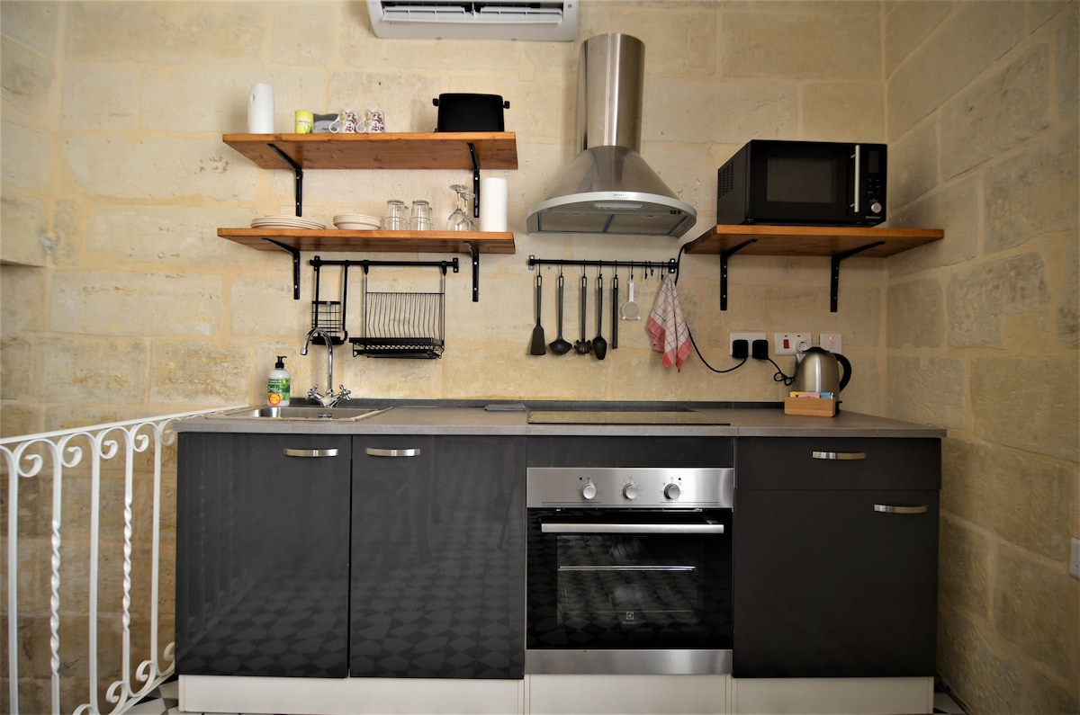 'Il-hanut' suite (10 min ferry to Valletta)