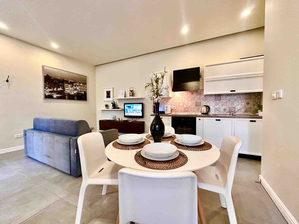 Unique 1 Bed Apt next to the Sea Front