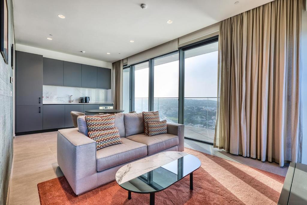 Stunning Apartment in the Iconic Mercury Tower
