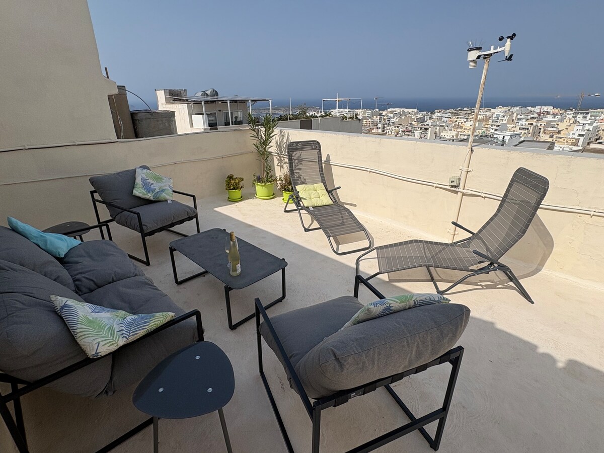 Spacious double bedroom in a terraced house