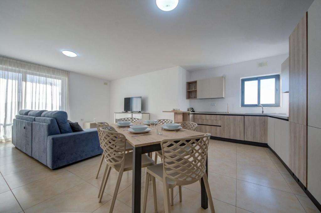 Sea View Two Bedroom Apartment - Sleep 6