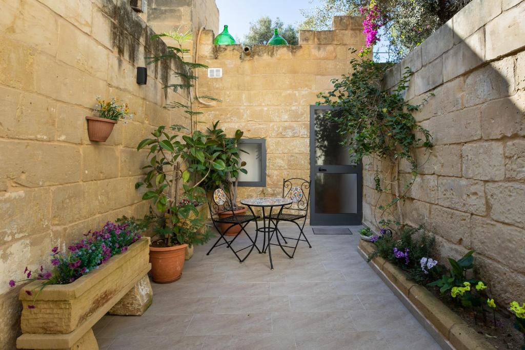 Cosy 3BR Maltese Townhouse - Close to Valletta by Isola360