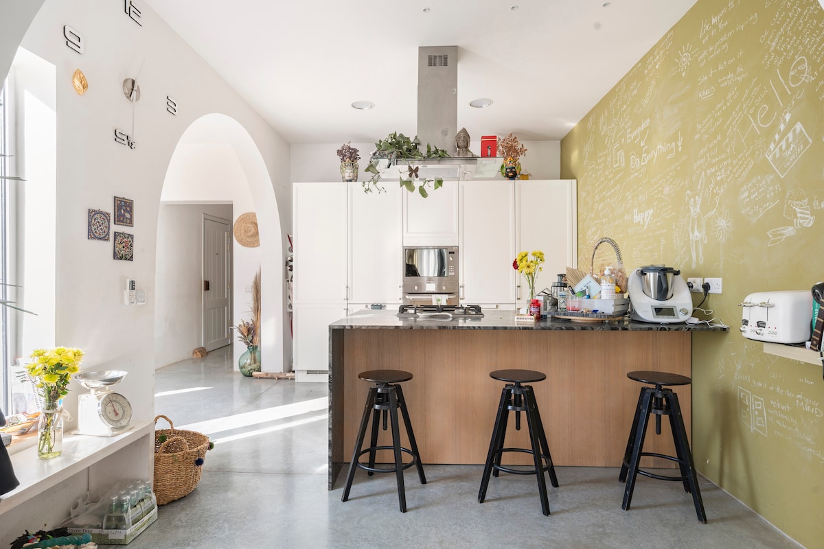 Luxury Eclectic Flat with Terrace