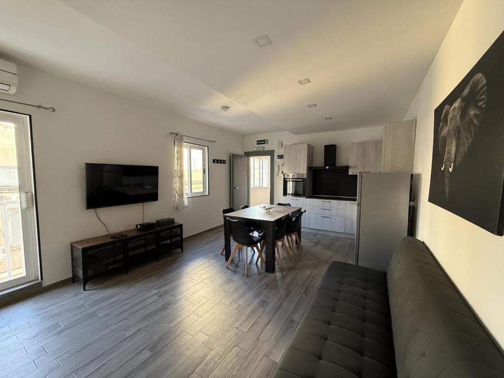 Calypso - 3BR 2BA Prime Location, Mercury View