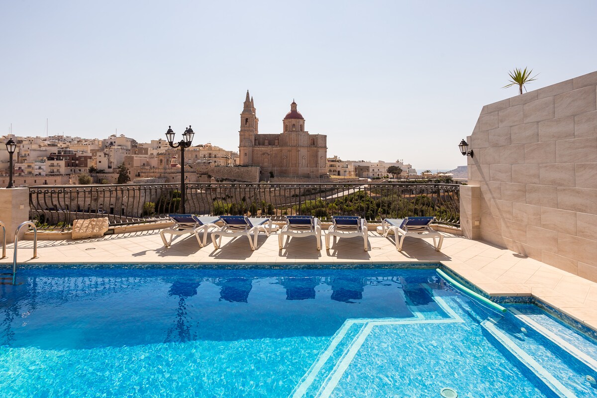 2-bed Flat with Beathtaking Sea Views & Pool!