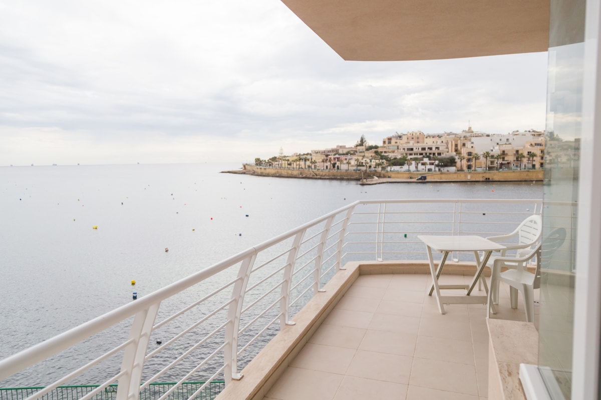Seafront Apartment - Wifi - Sleeps 6 - Fl5
