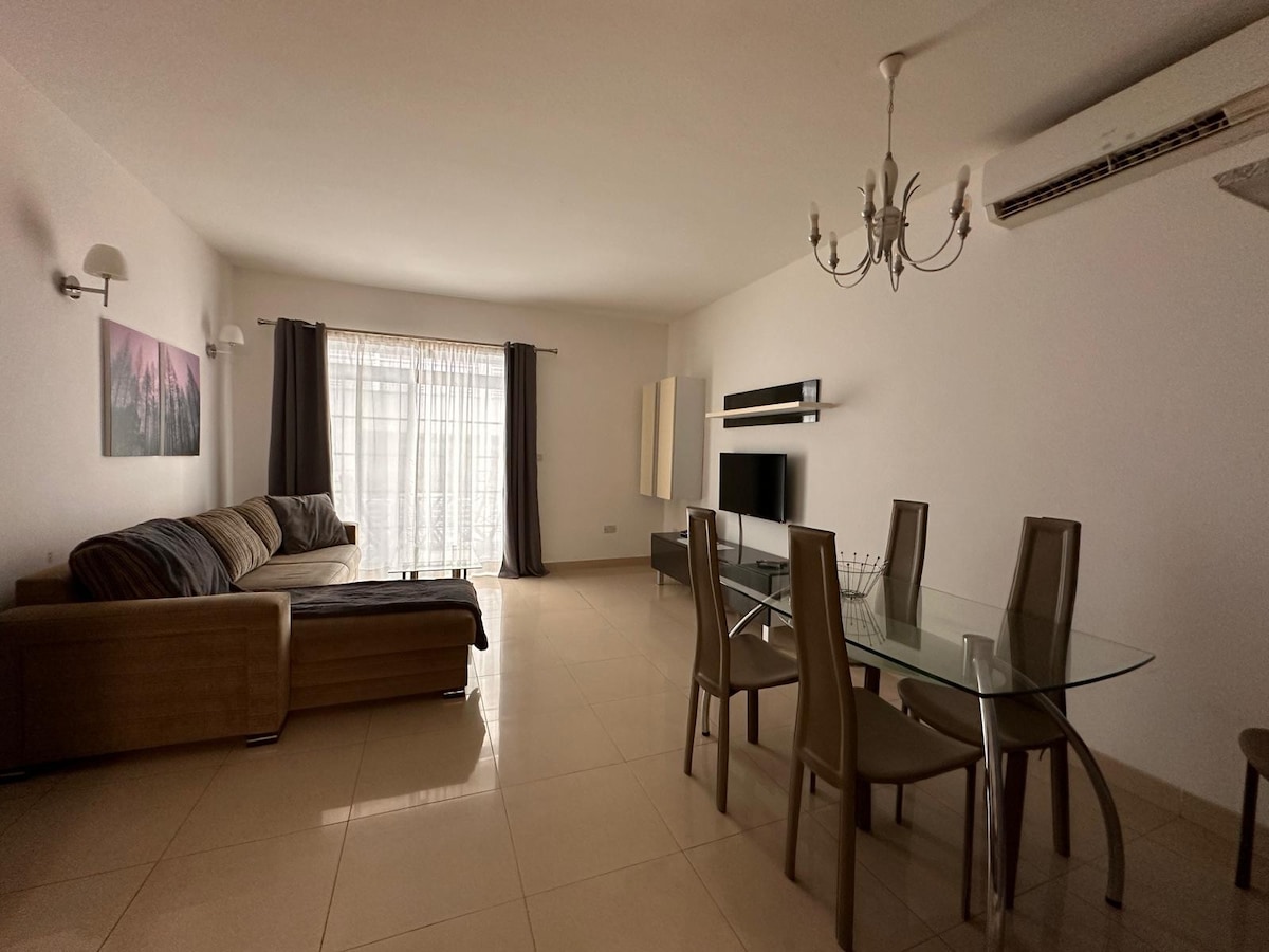Sliema Awesome Apt 2 beds, balcony, beach 200m L15