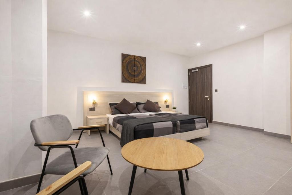 Modern Large and Spacious 4BR Home with Strong WiFi by 360 Estates