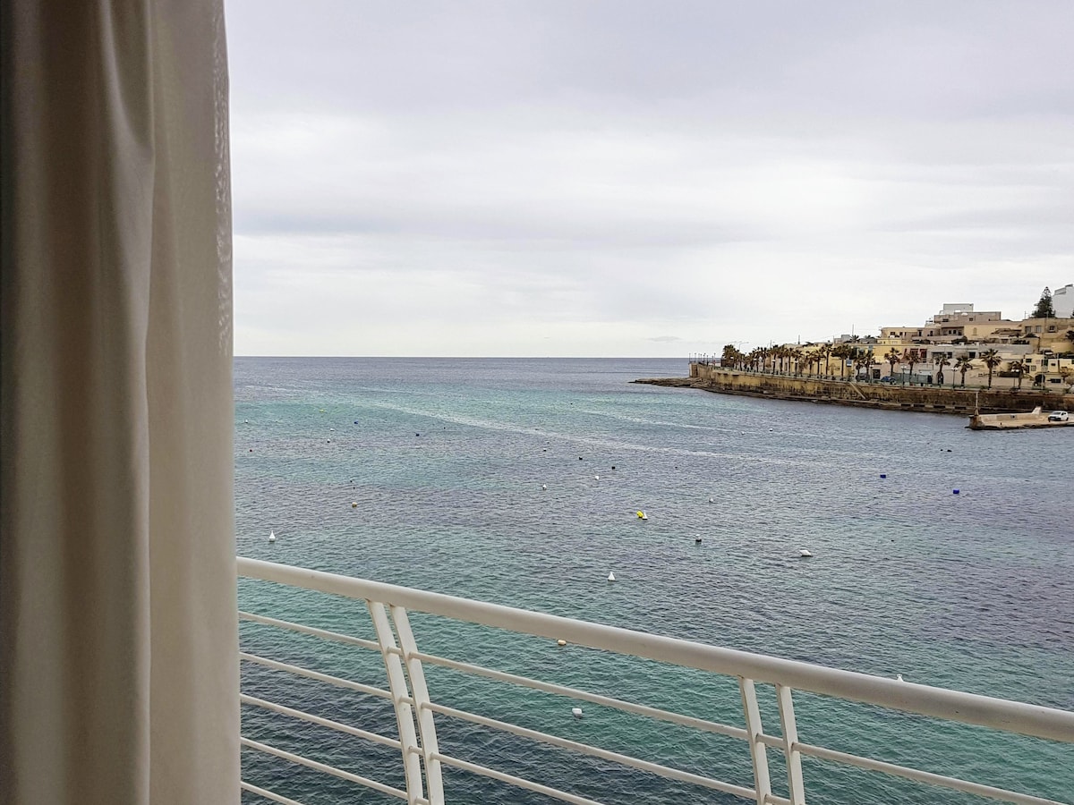 Seafront Apartment - Wifi - Sleeps 5 - Fl2